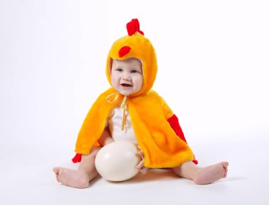 küçük komik çocuk tavuk kostümü
