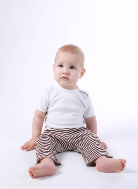 Beyaz arka planda sevimli küçük bir çocuk.