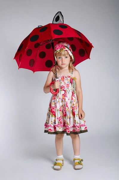 Bambina con ombrello su bianco — Foto Stock