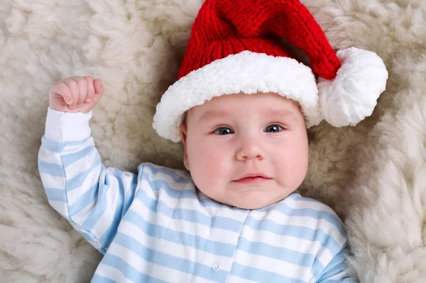 Menino bonito com chapéu de Papai Noel — Fotografia de Stock