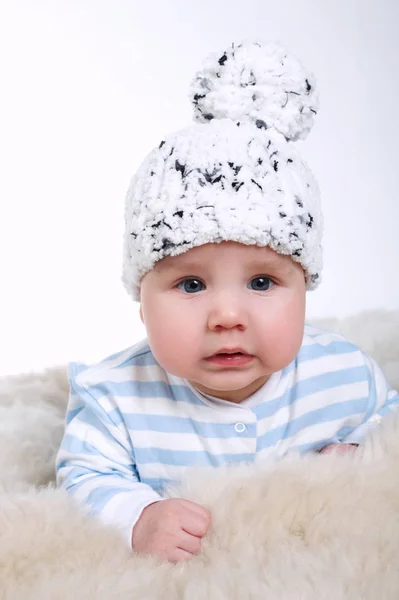 Μικρό αγόρι με το αστείο καπέλο — Φωτογραφία Αρχείου