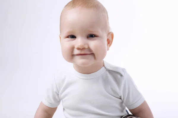 Симпатичный маленький мальчик на белом фоне — стоковое фото