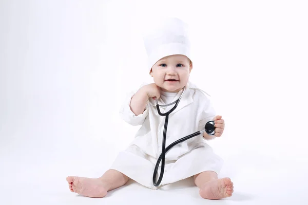Sevimli küçük çocuk oyun doktor — Stok fotoğraf