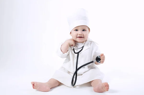 Menino bonito jogando médico — Fotografia de Stock