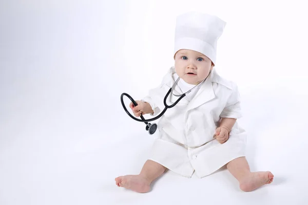 Aranyos kis fiú játék orvos — Stock Fotó
