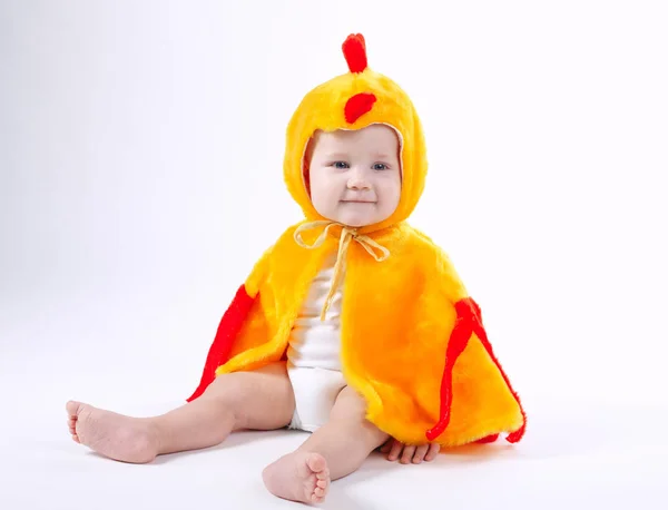Liten rolig pojke i kyckling kostym — Stockfoto