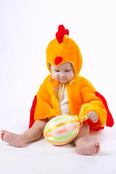 Petit garçon drôle en costume de poulet — Photo