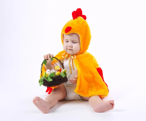 Petit garçon drôle en costume de poulet — Photo