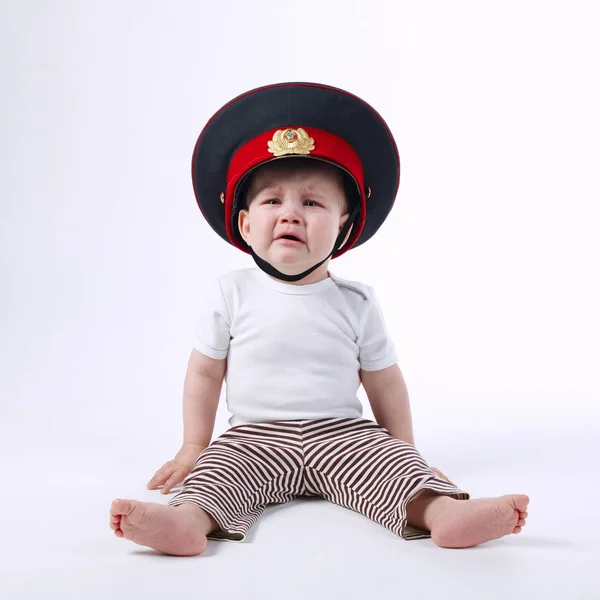 Kleiner lustiger Junge mit Polizeimütze — Stockfoto