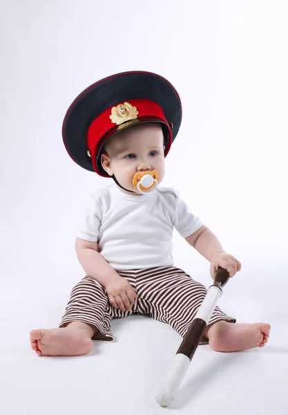 Pequeño chico divertido en sombrero de policía — Foto de Stock