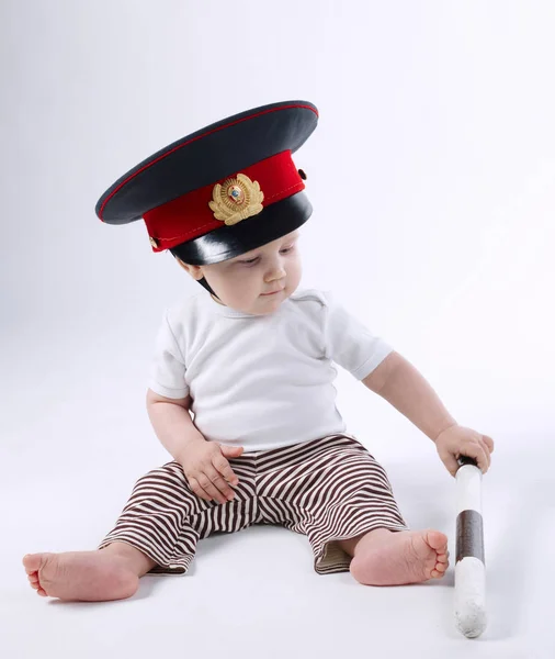 Pequeño chico divertido en sombrero de policía —  Fotos de Stock