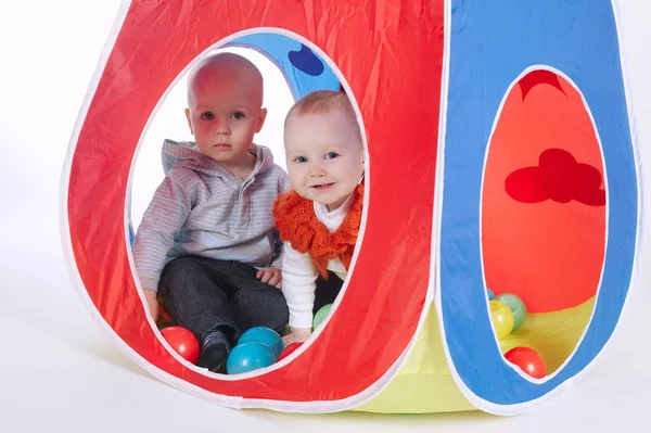 Kleine lustige Mädchen und Jungen im Zelt — Stockfoto