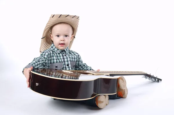 Liten pojke spelar gitarr på vit — Stockfoto