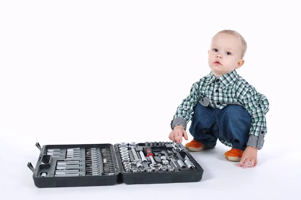 Pequeño niño juega con herramientas caso — Foto de Stock