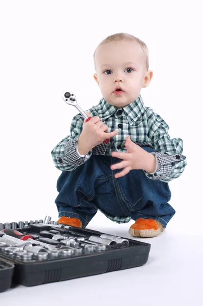 Kleiner Junge spielt mit Werkzeugkoffer — Stockfoto