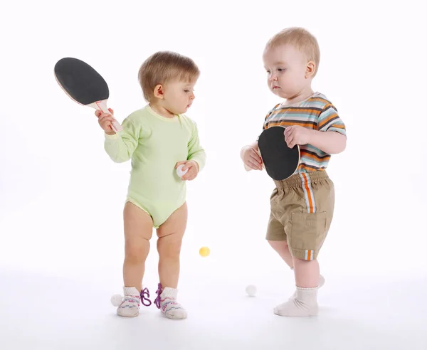 Crianças com raquete de tênis de mesa — Fotografia de Stock