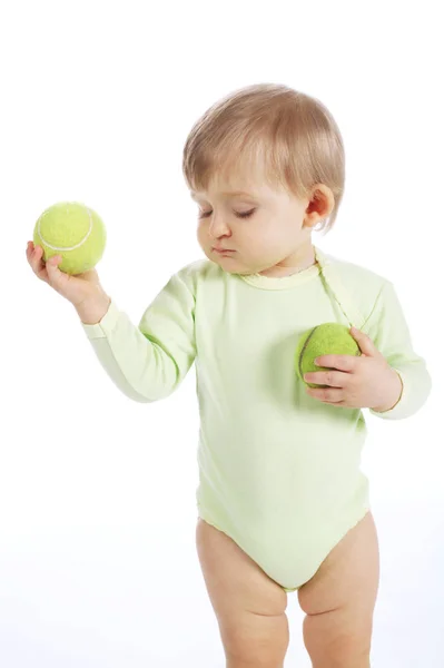 Mignonne petite fille avec des balles de tennis — Photo