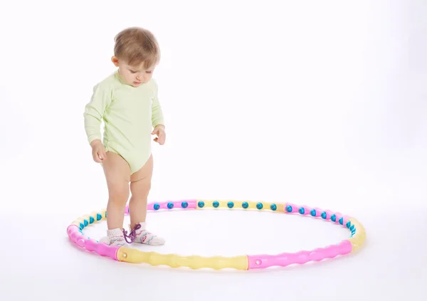 Bello divertente bambino gioca con cerchio — Foto Stock