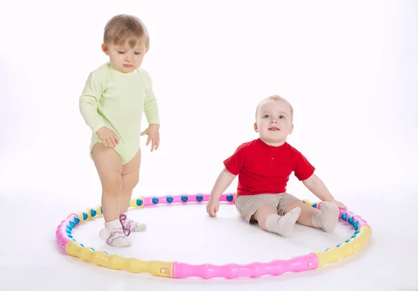 Schöne lustige Kinder, die mit Reifen spielen — Stockfoto