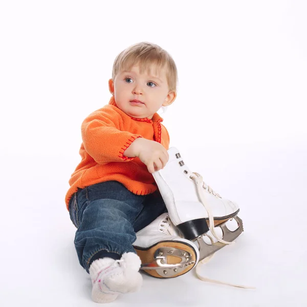 Rolig liten unge med skridskor — Stockfoto