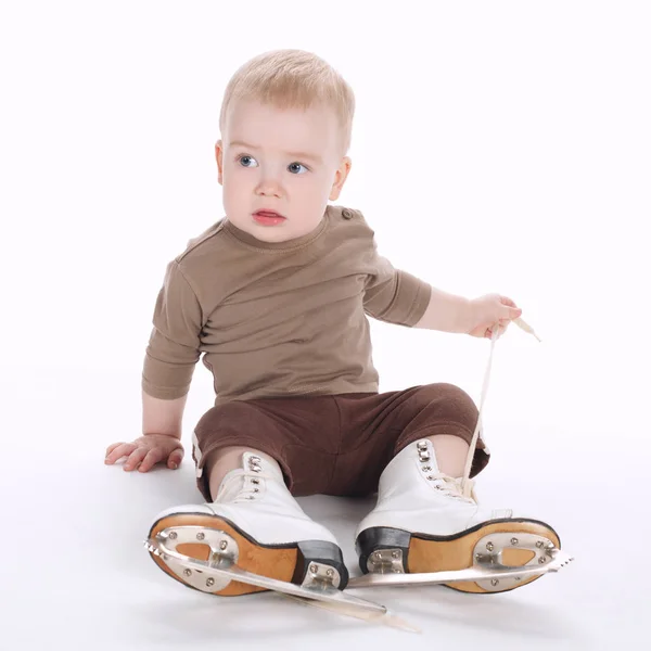 Веселый малыш с коньками — стоковое фото