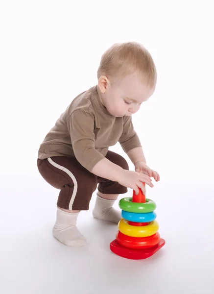 Funny child plays with pyramide — Stock Photo, Image