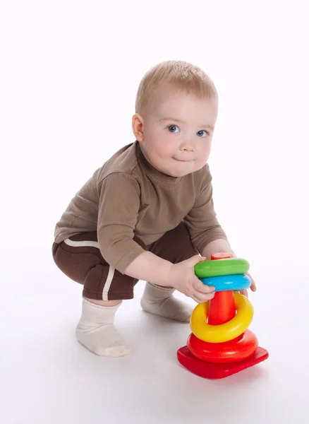 Divertido niño juega con pirámide —  Fotos de Stock