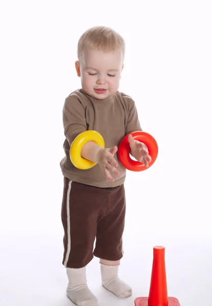 Funny child plays with pyramide — Stock Photo, Image