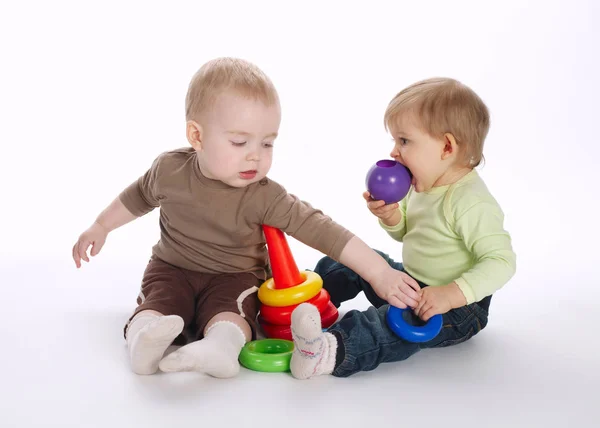 Duas crianças bonitas brincando com pirâmide — Fotografia de Stock