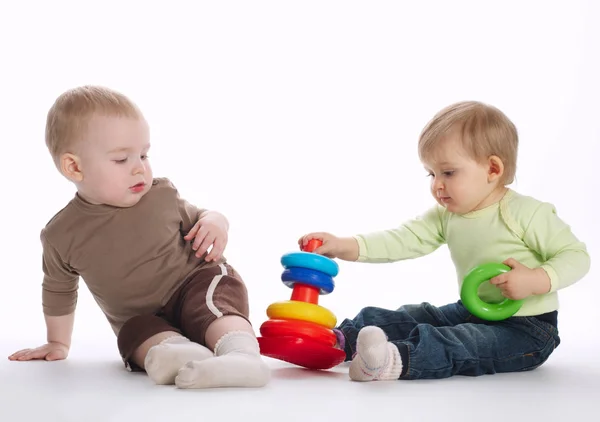 Duas crianças bonitas brincando com pirâmide — Fotografia de Stock