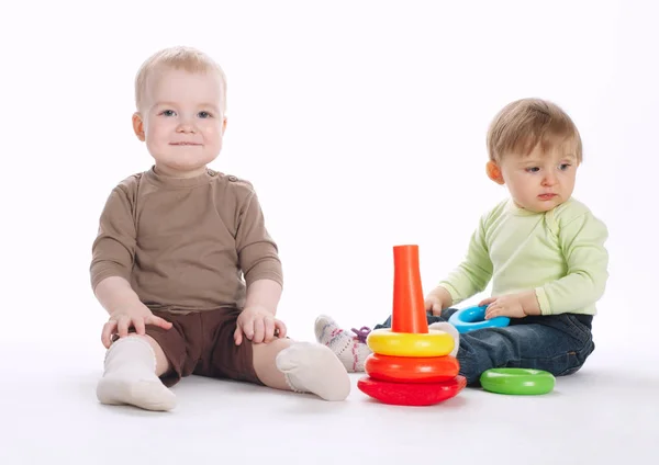 Dos hermosos niños jugando con la pirámide — Foto de Stock