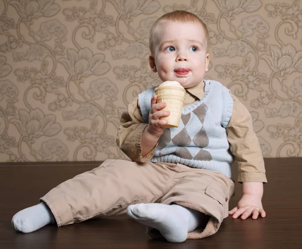 Little beautiful boy eats icecream — Stock Photo, Image