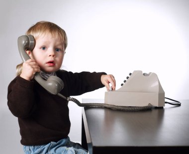 küçük çocuk eski telefon kullanma