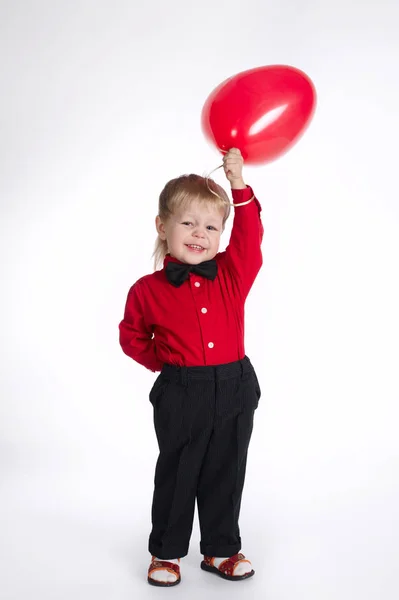 Schöner kleiner Junge mit Herz — Stockfoto