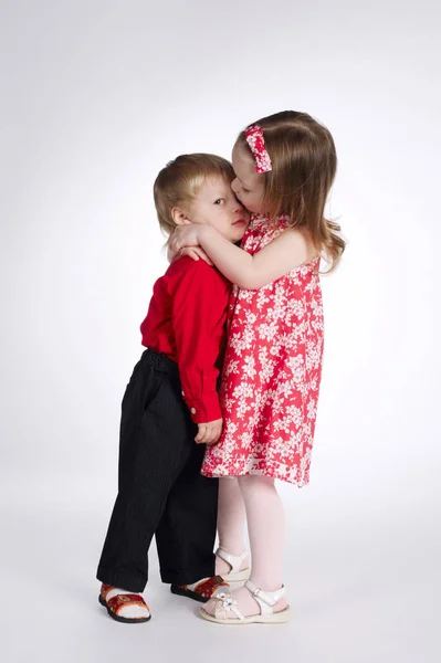 Mooie jongen en meisje op wit — Stockfoto