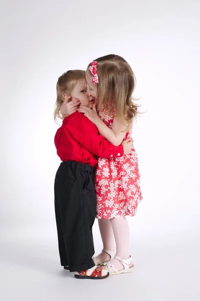 Lindo menino e menina no branco — Fotografia de Stock