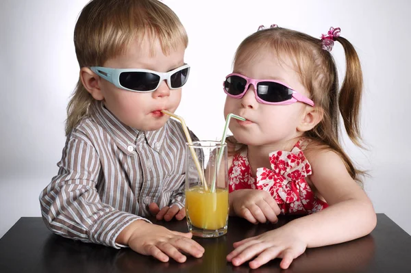 Niño y niña bebiendo jugo —  Fotos de Stock