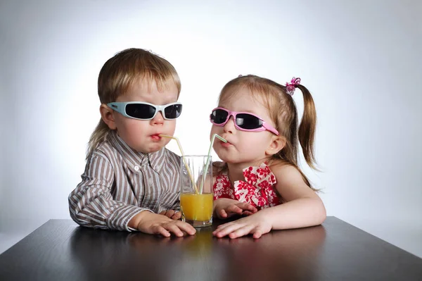 Niño y niña bebiendo jugo —  Fotos de Stock