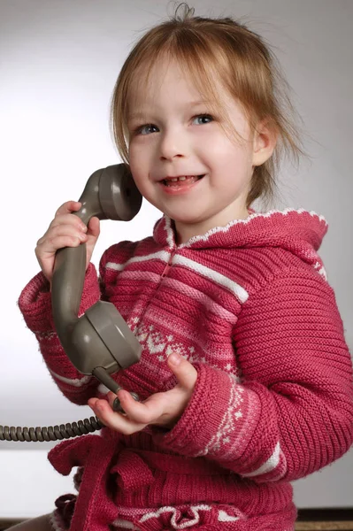 Little girl using old phone — Stock Photo, Image