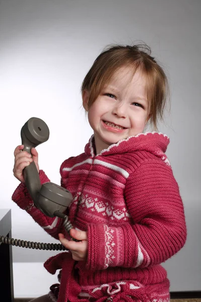 Liten flicka med gamla telefon — Stockfoto