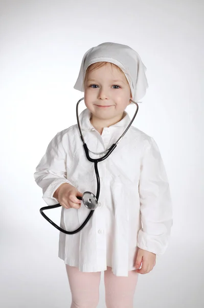 Schattig klein meisje spelen arts — Stockfoto