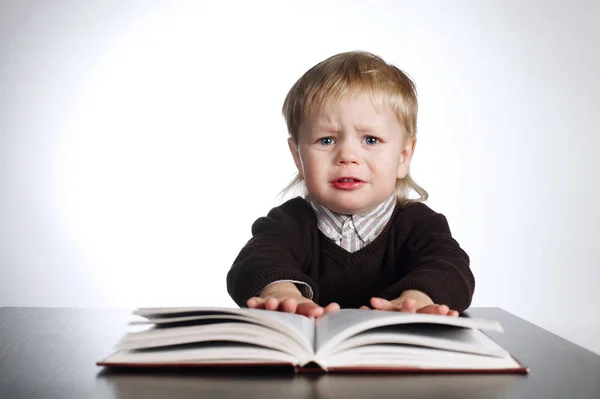 Chłopiec czytanie książki na białym — Zdjęcie stockowe