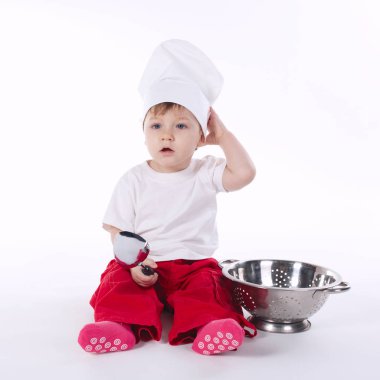 Beyaz arka plan üzerinde küçük aşçı