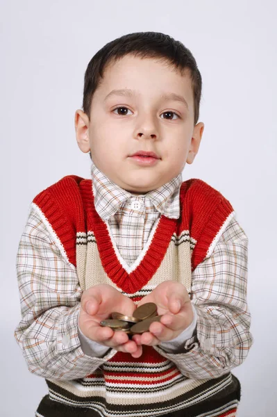Bonito menino brinca com moedas — Fotografia de Stock