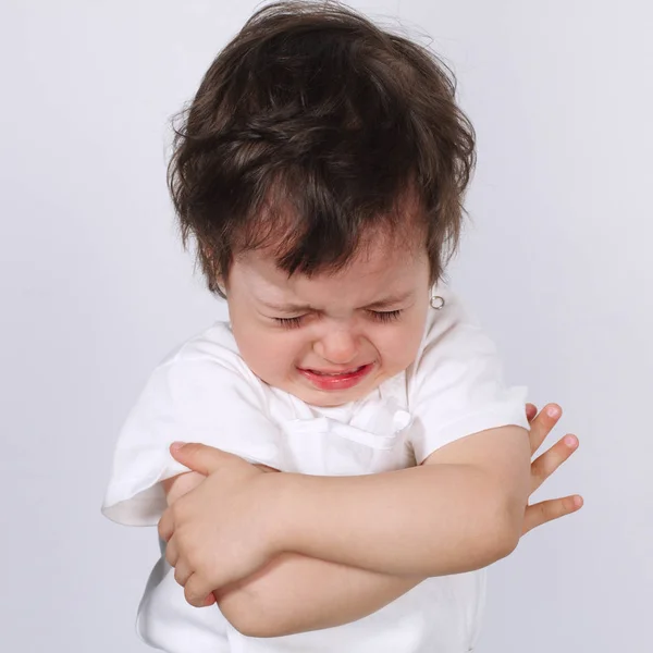 Lindo llorando chico en blanco fondo — Foto de Stock