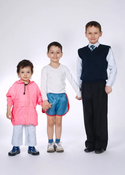 Três meninos no fundo branco — Fotografia de Stock