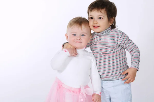 Dos lindos niños abrazando en blanco —  Fotos de Stock