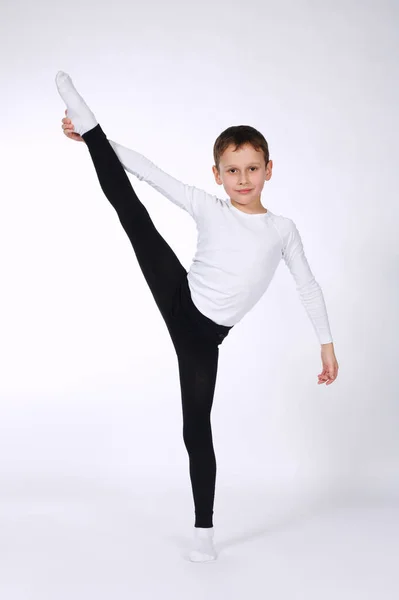 Mladá gymnastka na bílém pozadí — Stock fotografie