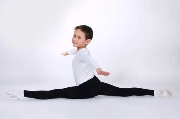 Gimnastyk młody na białym tle — Zdjęcie stockowe