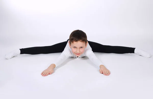 Beyaz arka plan üzerinde genç jimnastikçi — Stok fotoğraf